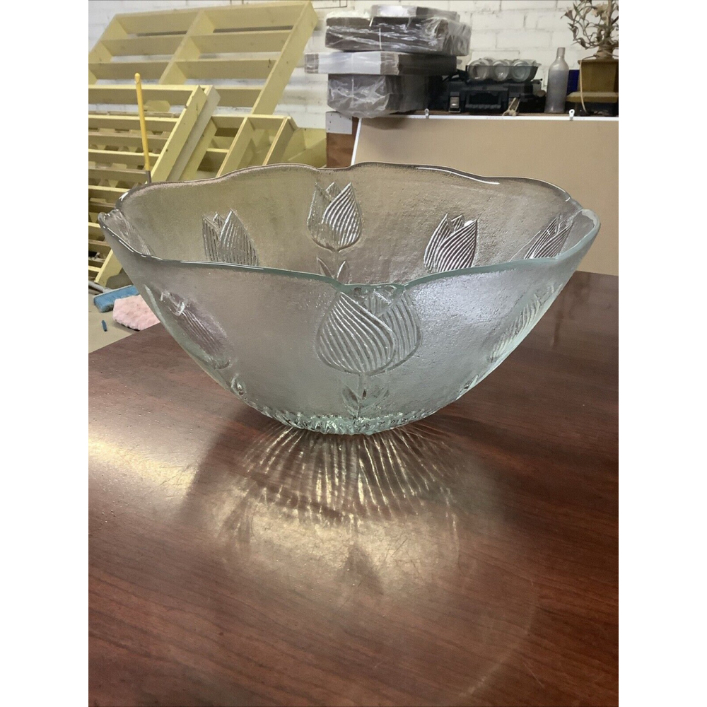 Pier One Beautiful Tulip Had blown Clear Glass 11x5 Inch Serving Punch Bowl